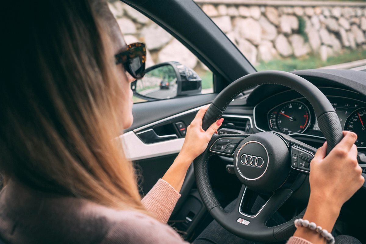Conductrice au volant pendant un essai sur route