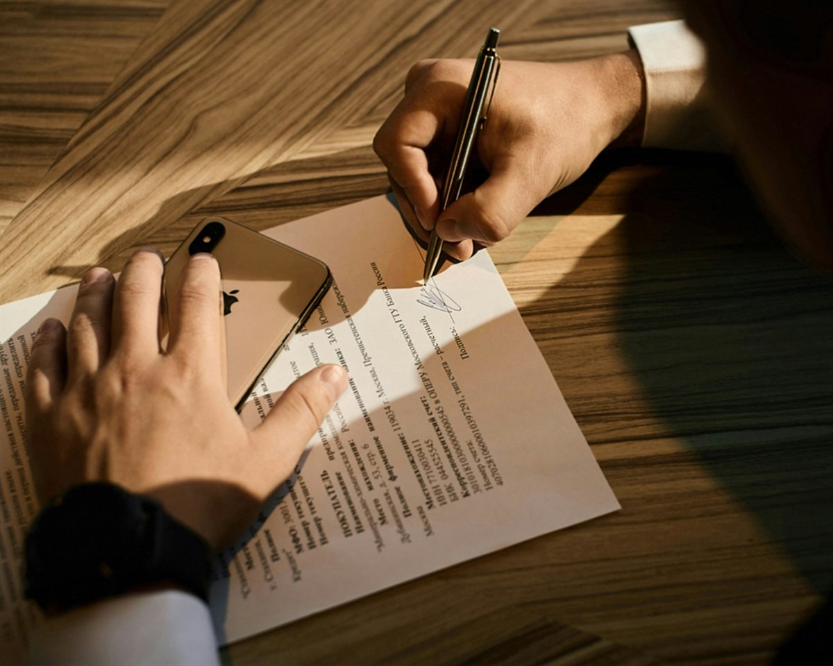 Signature d'un document posé sur une table